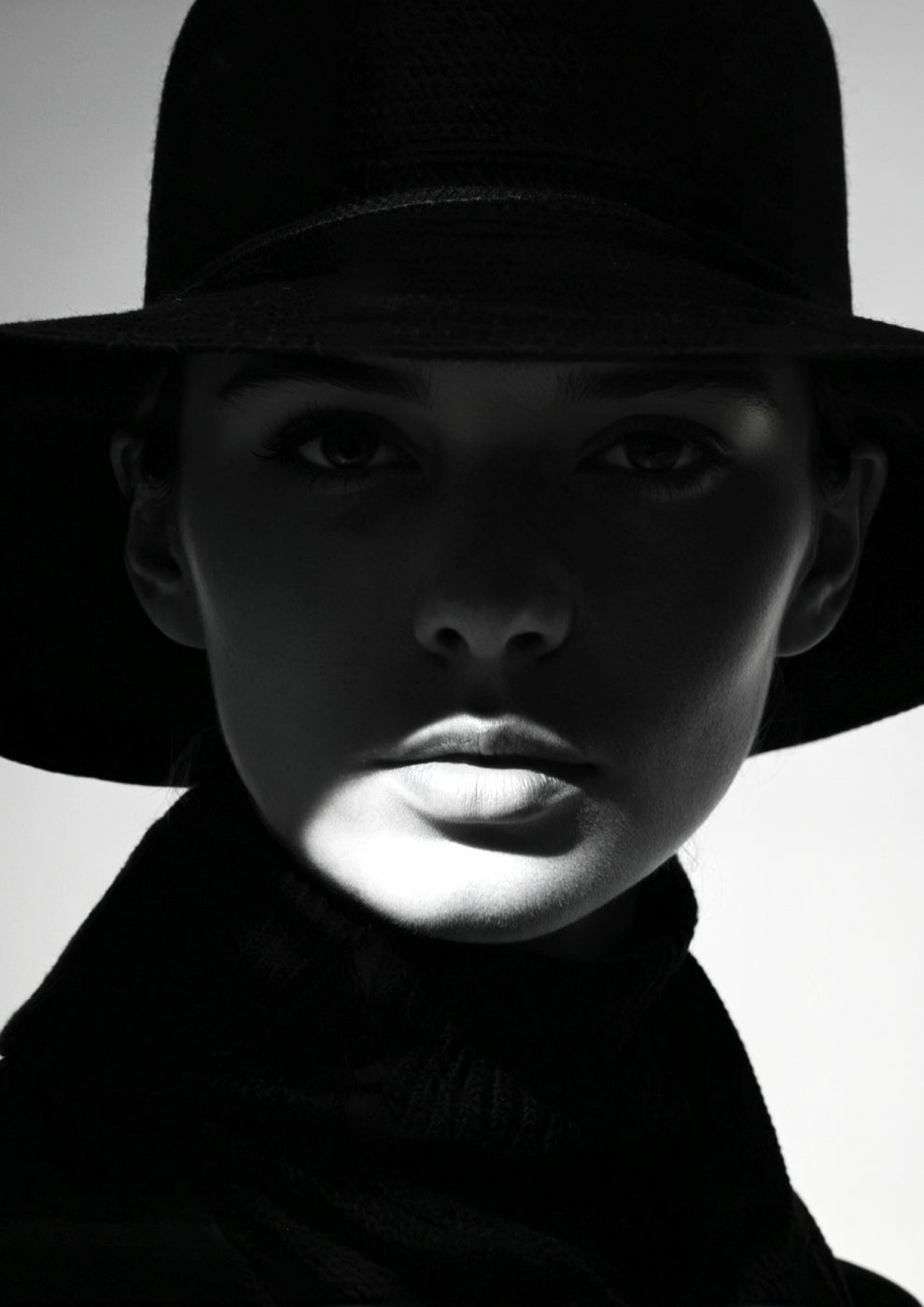 Black and White Portrait of a Woman in Shadow and Hat - heyvidashop